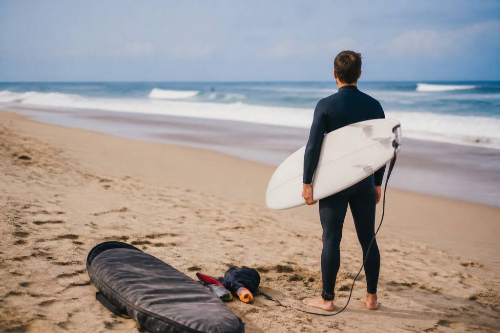 L’équipement nécéssaire pour surfer : bien choisir sa planche, sa combinaison et ses accessoires