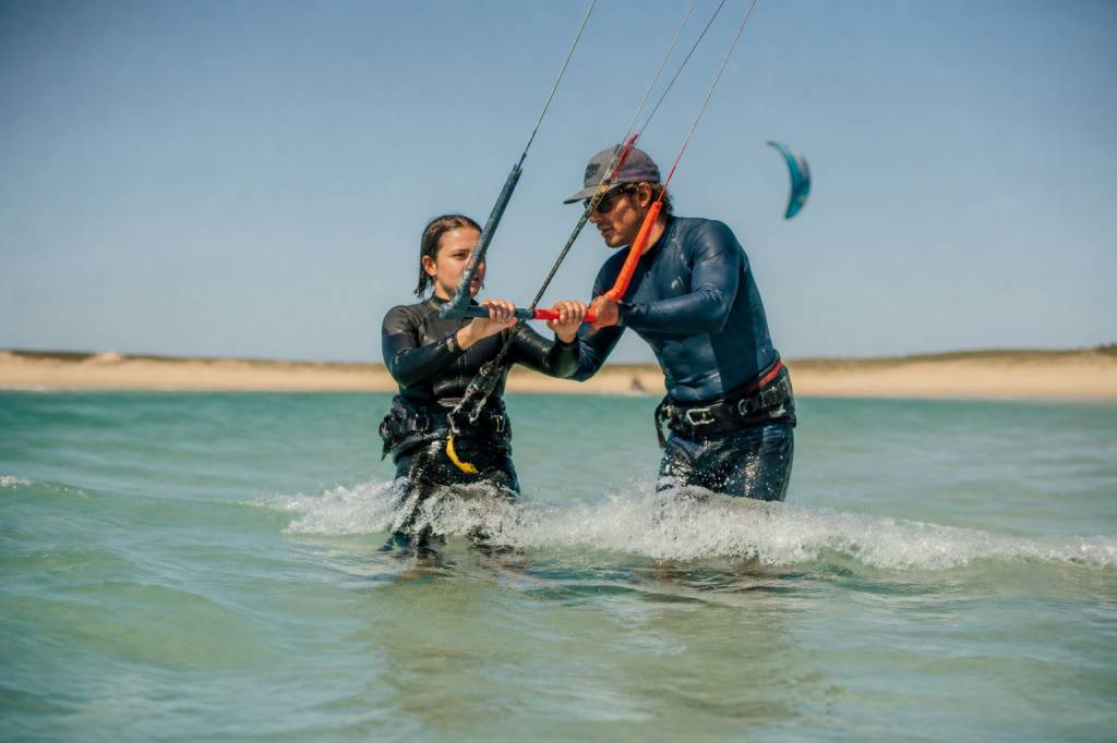 Apprendre le kitesurf à lacanau avec des conseils adaptés aux débutants et aux passionnés
